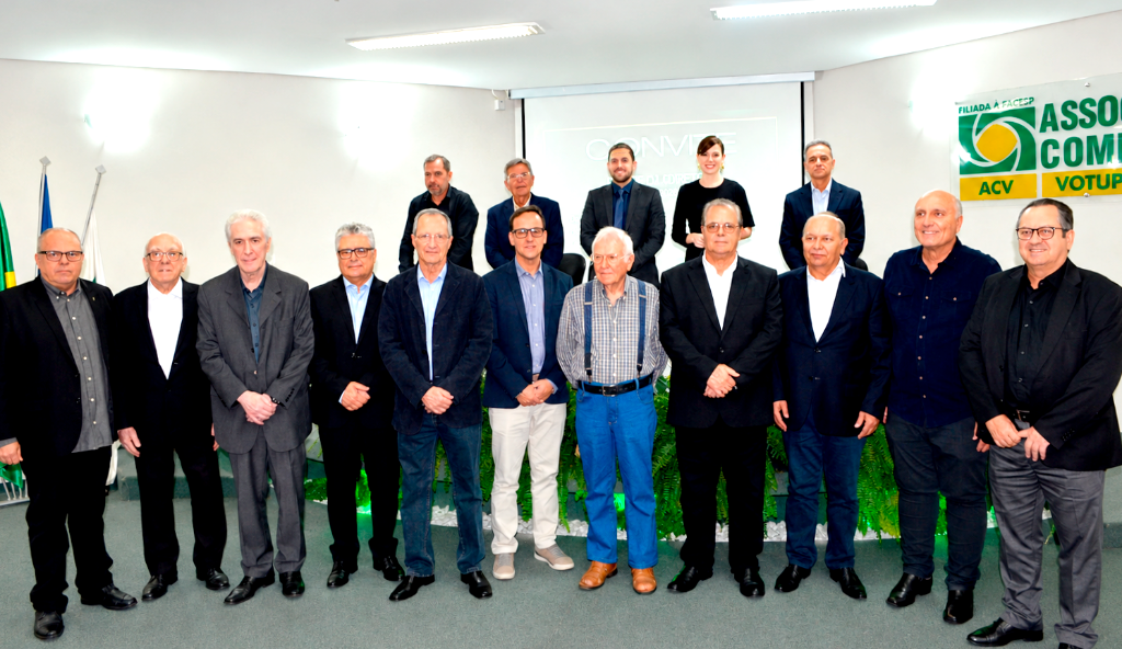 Em homenagem ao Dia do Comerciante, celebrado ontem, 16 de julho, parabenizamos todos os comerciantes de Votuporanga, representados pelos empresários e ex-presidente da Associação Comercial de Votuporanga (ACV) presentes nessa foto. Nosso reconhecimento a esses profissionais que, com trabalho, dedicação e empreendedorismo, geram empregos, movimentam a economia e contribuem diariamente para o desenvolvimento de Votuporanga. 