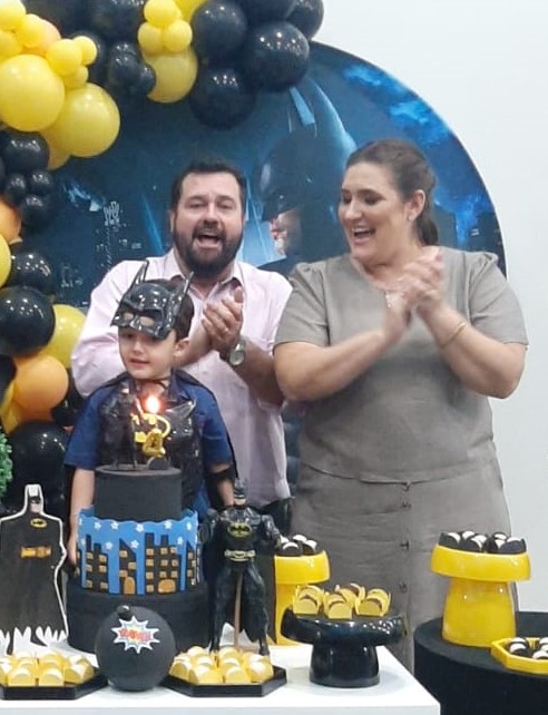 Em ritmo de festa, Vinícius Carlos Bortolozo celebra seu aniversário nesta segunda-feira, 20. A comemoração é ainda mais especial, pois na última sexta-feira, seu filho, Pedro Henrique Casado Bortolozo, também soprou as velinhas. A família está radiante e o amor está em alta, com muitos parabéns e carinho da esposa Renata Bortolozo.