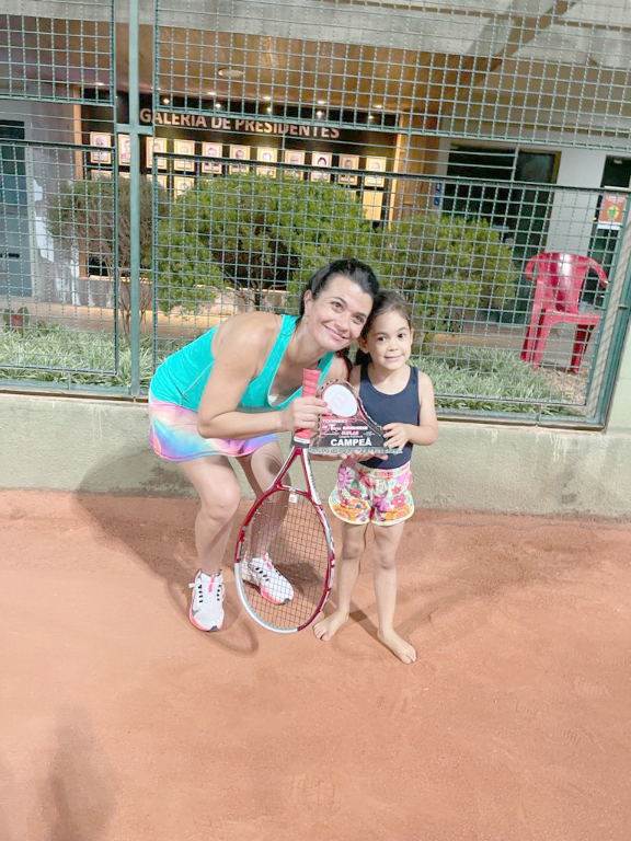 Haline Morato e sua filha Liz exibindo cheias de orgulho o troféu de campeã do torneio de Beach Tennis, realizado no final de semana no Votuclube 