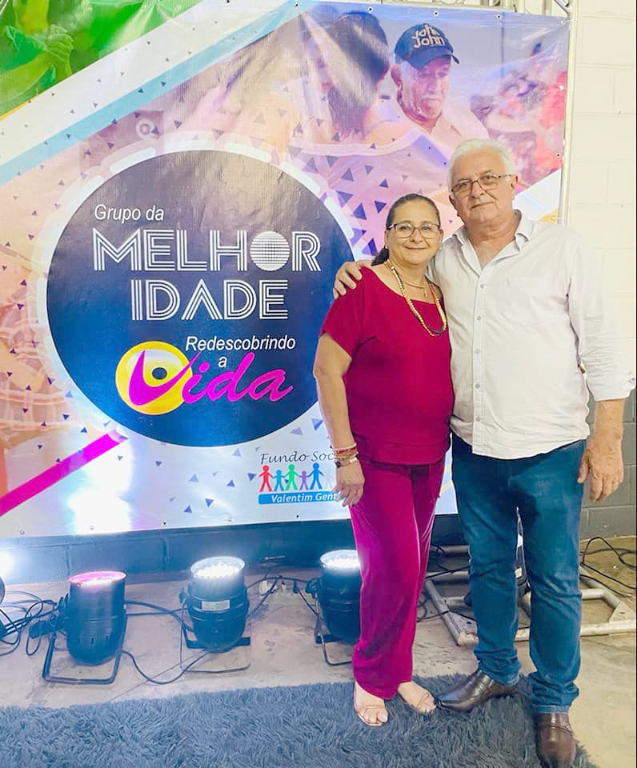 O prefeito da cidade de Parisi, Oclair Bento, e sua esposa Cleide Prete Bento prestigiando mais uma noite do Consórcio Intermunicipal que desta vez aconteceu em Valentim Gentil