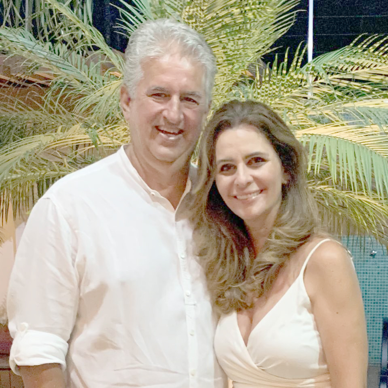 Dia de festa hoje para Fernanda Bento Carmona, que comemora o início de um novo ciclo de vida. A data será de muitos cumprimentos à fisioterapeuta, que celebra a alegria desta data juntamente a seu esposo João Paulo Carmona e seus filhos João Vitor e Beatriz. Parabéns Fernanda, feliz dia e feliz idade nova!