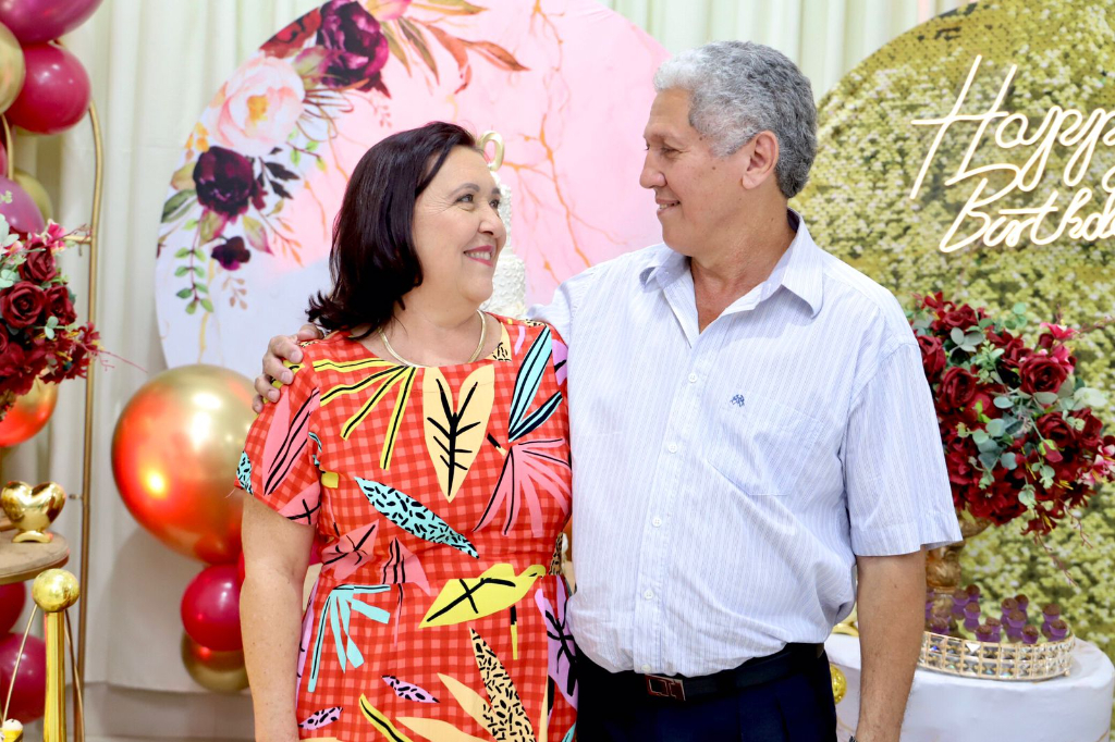 Neste domingo, dia 26, João Batista de Paula e Helena Maria Chiquetto celebraram 40 anos de casamento, uma data marcante que simboliza o renascimento e o amor infinito de anos e anos de aliança. Recebem os parabéns dos filhos, Aline e Wilian, e do netinho, Gabriel. Felicidades ao casal pela inspiradora trajetória juntos. Feliz Bodas de Esmeralda ao casal!