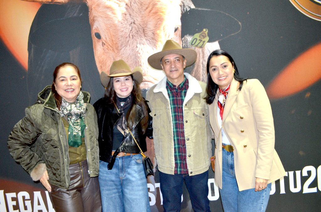 Envoltos no clima de rodeio e em perfeita sintonia familiar, Eliane Baltazar de Godoy, Fernanda Liévana, ao lado do pai e vice-prefeito Luiz Fernando Góes Liévana e sua esposa Janaina Silva. A família foi presença marcante durante as noites que movimentaram Votuporanga e região. Eles aproveitaram cada instante da festa, celebrando o amor ao som dos grandes shows do Votu International Rodeo, em uma atmosfera de pura animação e boas vibrações.