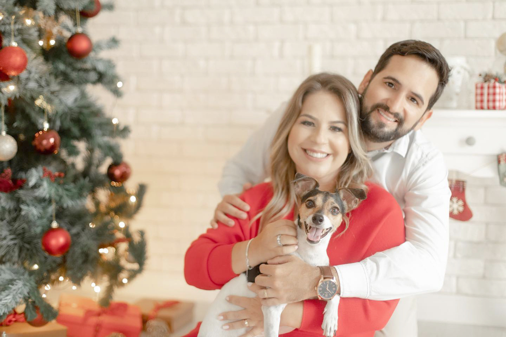 O bancário Renato Casarin é o feliz aniversariante de hoje e recebe todo o carinho e afeto de sua esposa Nayara e sua “filhinha pet” que atende pelo nome de Lola. Os amigos e familiares também desejam muitas felicidades e conquistas nesta nova etapa da vida. Feliz aniversário!!!