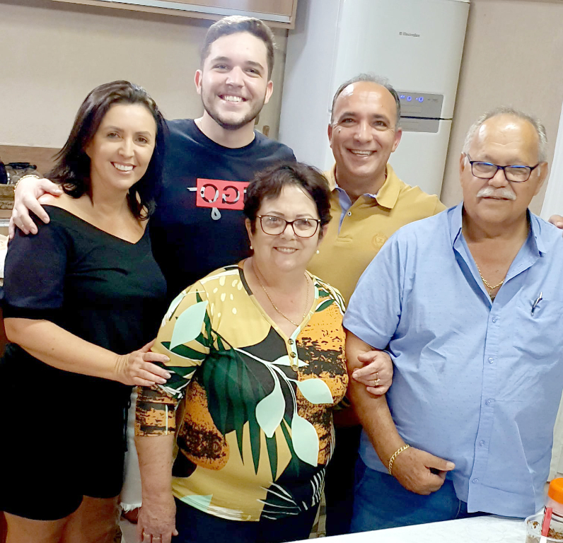 E a semana começou especial para Edna Fátima Moreno Camargo, que comemorou seu aniversário ontem e compartilhou dessa alegria ao lado de seu marido Clineu Camargo, com ela na foto, mais seus filhos e netos. Parabéns e que seu caminhar seja sempre premiado com a felicidade.