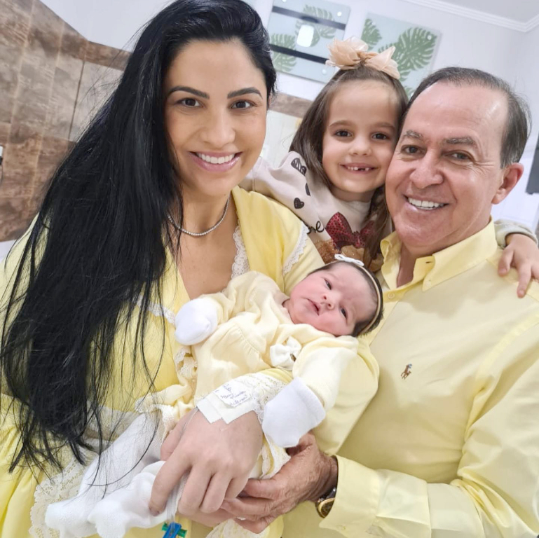 E a manhã de domingo (18) trouxe para os braços de Dayane Riedo e Roberto Beleza a pequena Helena, que chegou linda e cheia de saúde para transbordar de alegria o coração dos papais corujas e da irmãzinha Luisa. Seja bem-vinda princesinha Helena e parabéns ao empresário Roberto Beleza e sua esposa Dayani pelo lindo presente recebido de Deus!!! Muita saúde, amor e proteção divina para a Helena.