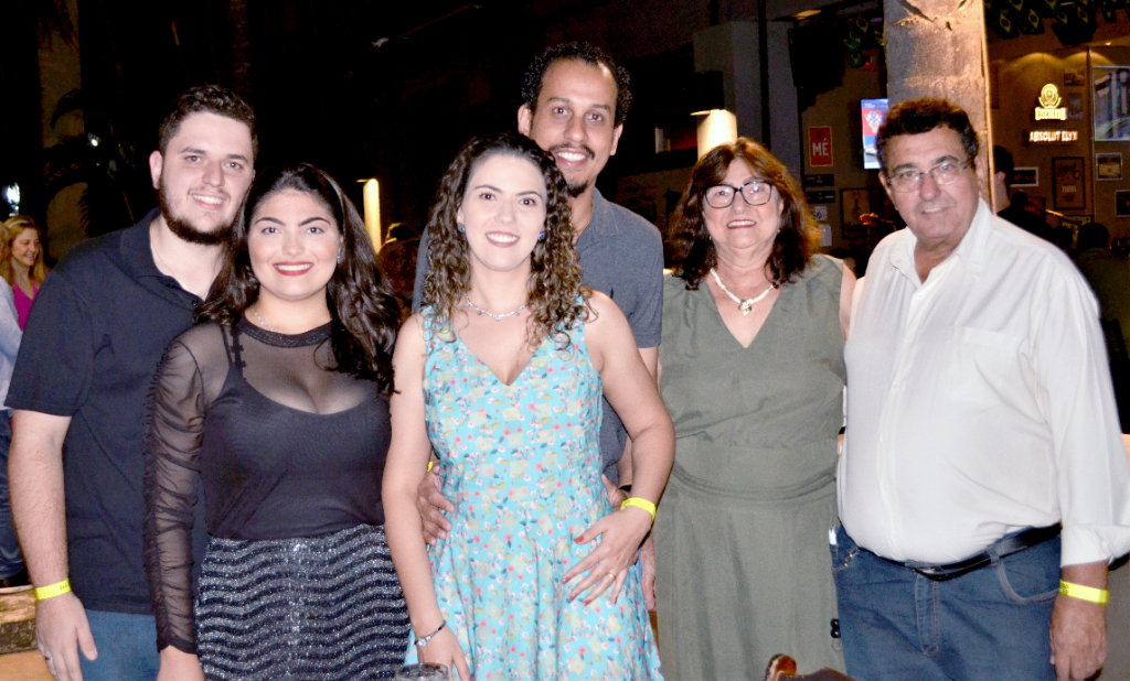 A família do Mineiro prestigiando o jantar de confraternização da SEARVO: Bruno e a namorada Muriely, Daiany e esposo William, Leoneide e seu esposo Mineiro Agrimensor