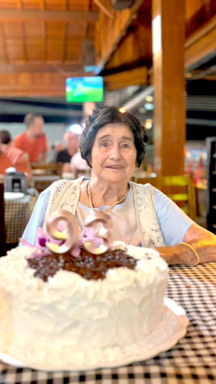 Um dia mais que especial para Maria Scabim Gianezzi, que comemorou, ontem, segunda-feira, dia 14, seus 93 anos de vida ao lado das filhas, dos genros, netos e bisnetos. Dona de uma história marcada por muitas lutas e obstáculos, Maria encontrou na fé, na força e na perseverança o caminho para superar cada desafio. Hoje, celebra uma linda trajetória cercada pelo amor e pelo carinho de especial das filhas, Maria Odete e Martinha, e de toda a família, que desejam muita saúde, paz e felicidade à querida matriarca. Parabéns, Maria! Que Deus continue abençoando sua vida e proporcionando muitos momentos felizes ao lado daqueles que tanto a amam! 