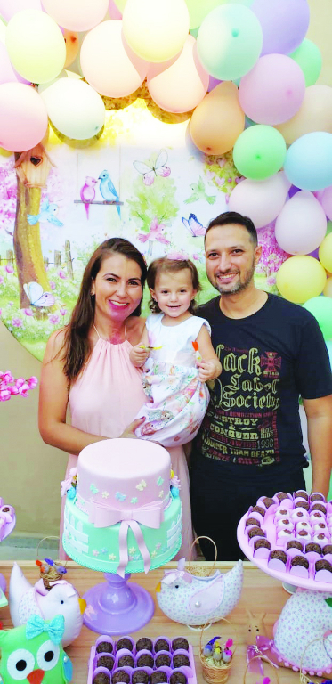 Lóren Fiorentino de Lima festejou 2 aninhos na última quinta-feira paparicada pelos papais Suzane e Rafael.