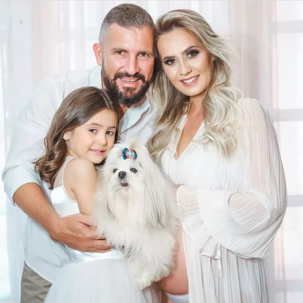 Ensaio fotográfico realmente é um momento muito especial na vida de toda gestante e assim foi para Débora Brentan, seu marido Junior Pradela, sua filha Theodora e seu filhinho de patas, o Tomaz, que, juntos, foram registrar a doce espera do Enrico. Eles realizaram essa linda sessão de fotos pelas lentes da talentosíssima Laura Lima Fotografia e ficou simplesmente demais. Aplausos para a modelo e a profissional, que tem um olhar diferenciado e consegue captar toda a emoção que a foto exige.