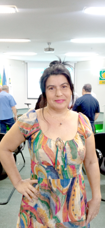 Silmara Aparecida Gianini Mariano, sócia proprietária do Mara Brechós, prestigiando o lançamento da Campanha do dia dos Pais “Meu Pai merece esse presentão” da ACV, ocorrido na manhã de ontem 