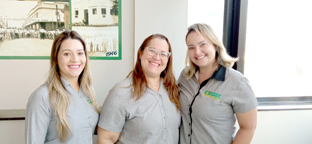 Jordana, Elaine e Élen recepcionando os convidados para o café da manhã que a ACV ofereceu na manhã de ontem para marcar o lançamento da Campanha do Dia dos Pais deste ano. A campanha “Meu Pai merece esse presentão” irá sortear três bicicletas, 5 vales-compras no valor de R$ 10.000,00 e mais 5 vales compras no valor de R$ 500,00. Participe, compre em nosso comércio e concorra a prêmios