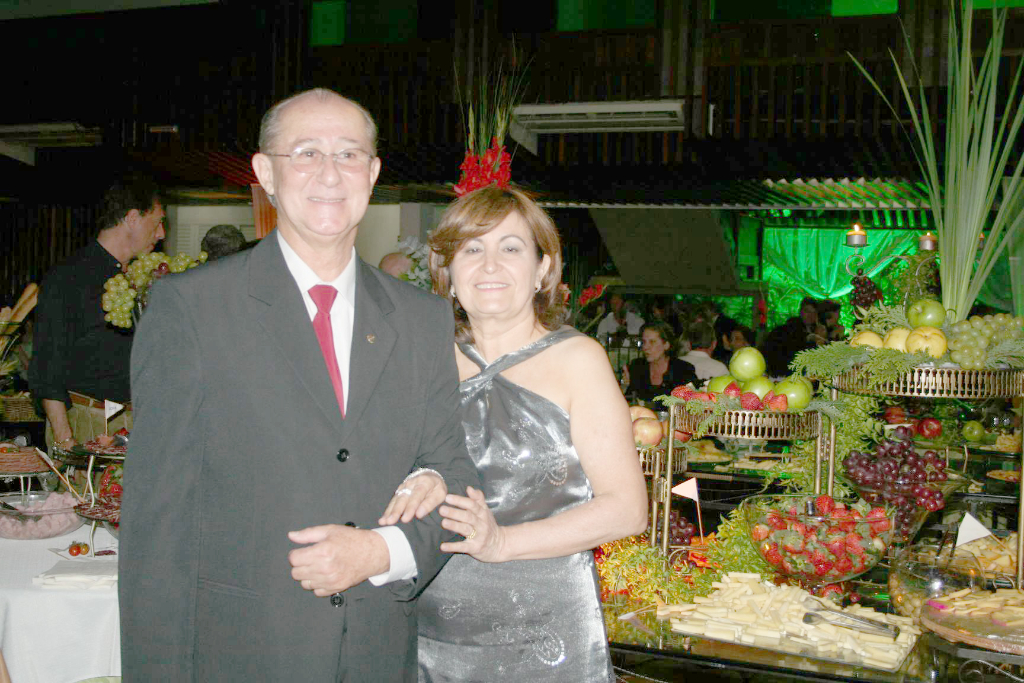 O dia é de festa hoje para o rotariano Jesus Pereira de Castro, que comemora seu aniversário e desfruta dessa alegria ao lado de sua esposa Elizabeth Teles de Castro e de sua família. Felicidades ao aniversariante!