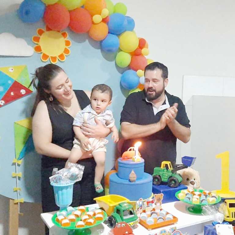 O papai Vinícius Bortolozo e a mamãe Renata se uniram em coro para cantar “Parabéns a você” para o filhinho Pedro Henrique Casado Bortolozo, que completou seu primeiro aninho de vida ontem. Os avós paternos Luiz Carlos Bortolozo e Maria Cândida também se uniram, juntamente aos avós maternos Oreliano Veloso Casado e Neusa para cantar e celebrar a vida de Vinicius. Parabéns Vinícius, que Papai do Céu cuide de ti sempre, com muito amor e saúde. 