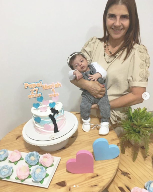 Cris Cuim é pura felicidade e contentamento ao comemorar  o primeiro mesversário da netinha Mariah.