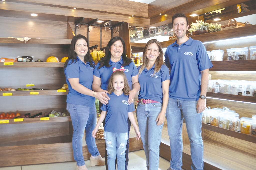 
E no novo “Emporium Vitória” a equipe de trabalho faz valer a máxima que diz: “família que trabalha unida permanece unida”. Na foto, Marina de Souza Nicoleti, Sandra Cristina Rodrigues, Natália Nicoleti Sanches, Rubens de Faria Sanches e Vitória de Souza Nicoleti. Vale a pena conhecer o novo empório, que traz super novidades e fica situado atrás das lojas HAVAN, na rua Sebastião Vaz de Oliveira, nº618, no Jardim Universitário. 
