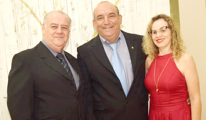 Nossos cumprimentos especiais para o empresário Élcio Vicentini, que celebra hoje seu aniversário. Élcio comemora a alegria desta data ao lado de sua amada esposa Meire e familiares. Ele recebe também os cumprimentos de seus clientes e amigos do Lions Clube Brisas Suaves, do qual é participante ativo. Que a gratidão por mais um ano de vida preencha seu coração, tornando esse dia ainda mais alegre. Feliz aniversário!