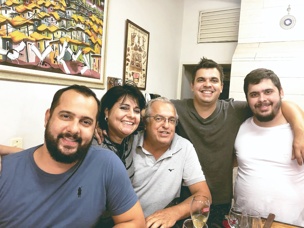 E o sábado hoje é especial para Sueli Guerche, que celebra o dom da vida e desfruta desta bênção cercado pelo carinho e amor de sua família e amigos. Na foto Sueli Guerche com seu esposo Paulo Guerche e seus filhos. Muita saúde, sucesso e felicidades neste novo ciclo de vida.