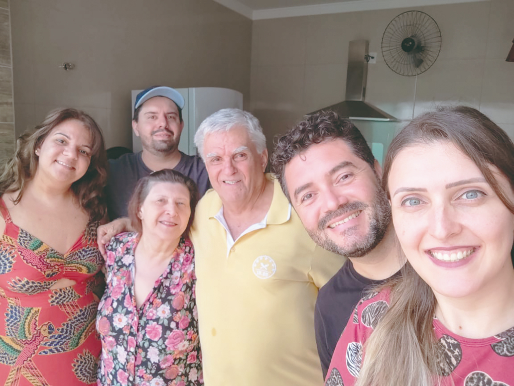 Mercedes Pianta Vieira comemora seu aniversário no dia de hoje e recebe o carinho do esposo Orlandinho, de toda a sua família e amigos. Parabéns a feliz aniversariante.