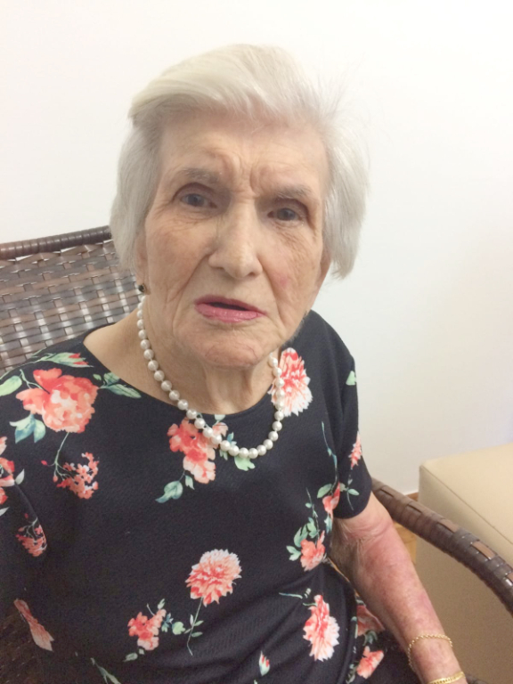 Dia muito feliz para a família da senhora Maria Fernandes Martins que completou 100 anos de vida ontem. O dia foi de celebração pela vida da matriarca que contabilizou ao longo deste século de vida seis filhos, seis netos e sete bisnetos. Os filhos Silvério, Joana, Izabel, Lourdes, Vera e Osmarina curtiram um dia de muita emoção pela data marcante e prestaram todas as honras e homenagens devidas à mãe, que tem dedicado muito amor à família neste período de vida. Que DEUS lhe abençoe pela dádiva da vida e feliz aniversário à centenária Maria Fernandes