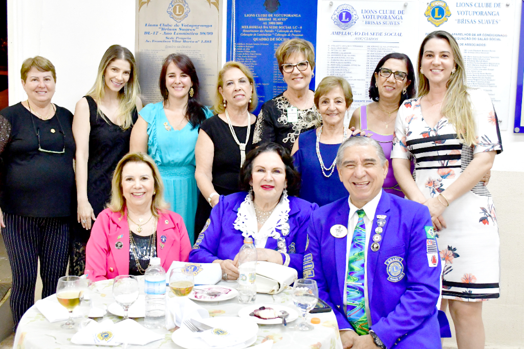 O casal presidente do Lions Clube Brisas Suaves, Regina e Luis Antonio Chiqueto recepcionou o casal governador da região LC 6 Roberto Luiz de Freitas e sua esposa Suzana Margareth Abdalla de Freitas em um jantar festivo realizado no Lions Brisas Suaves na noite da última quinta-feira, aqui em Votuporanga. Na foto, o casal de governadores Roberto e Suzana rodeado pelas mulheres do Lions Brisas  