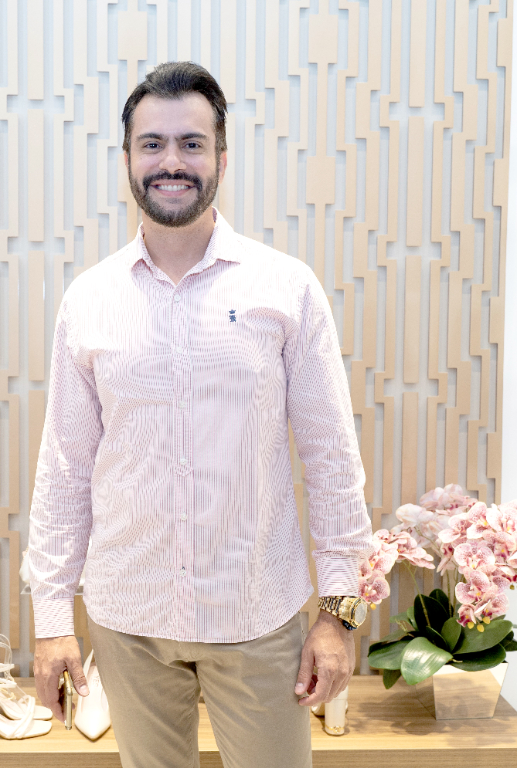 Todo o charme, beleza e elegância do nosso querido e eterno mister estudantil Vinícius Ribeiro prestigiando a inauguração da novíssima loja de calçados Jorge Bischoff, em Votuporanga. Falando no modelo, ele trocou as passarelas pelo mundo dos negócios e está se tornando um próspero empresário investindo seu tempo e sua experiência no comércio de Votuporanga e região 