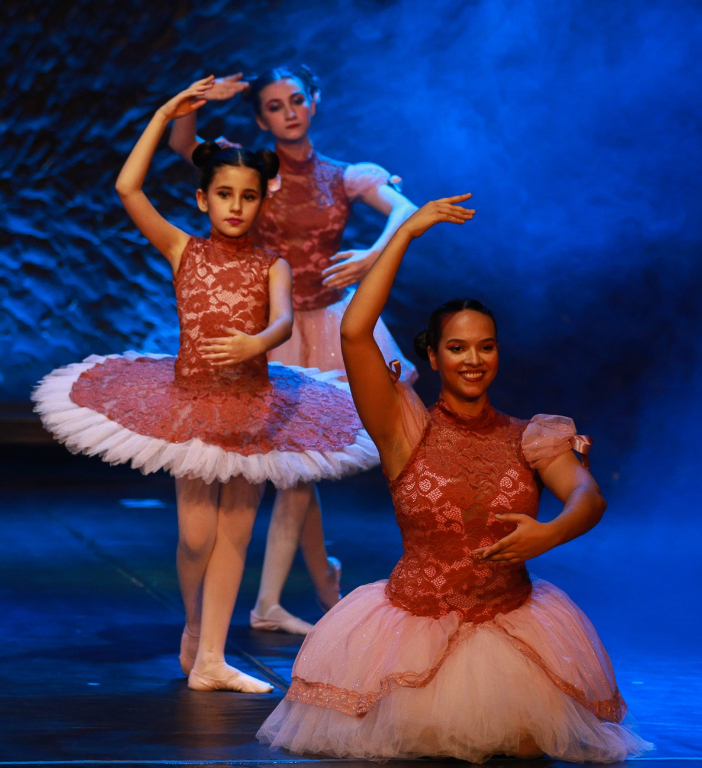 SAVE THE DATE. VEM AÍ O 27º Espetáculo de Dança da ALMA GÊMEA, dedicado aos apaixonados pela dança e por conhecer lugares novos. O espetáculo "Viajar sem Sair do Lugar", realizado pela renomada escola de dança Alma Gêmea, sob o comando das talentosas irmãs Amanda e Helen Borim, é uma releitura da 11ª edição realizada pela escola de dança. Vamos juntos viajar pelo mundo sem sair do lugar, nos dias: 30 de junho, 1º, 6 e 7 de julho. Para melhor atender a todos, as sessões serão realizadas no Centro de Convenções em dois horários: 18h07 e 