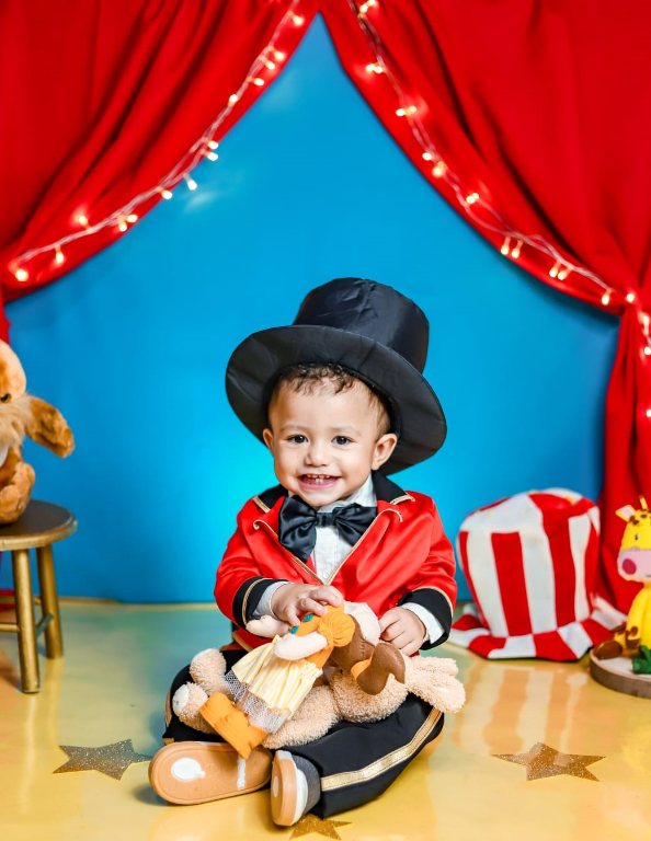 Théo Fernandes da Mata Ferro, comemorou no último domingo, dia 23 de junho, seu 1º aninho.  Foi um ano de pura fofura e alegria onde o pequeno Théo compartilhou muito amor, sorrisos e envolveu toda a família com sua  alegria contagiante. O papai Fabiano, a mamãe Fabiele  e a irmãzinha Rafaela, celebram a vida do caçulinha que chegou e transbordou de amor o coração de todos e lhe dedicam as seguintes palavras: “Parabéns Théo, que a vida continue sendo tão doce e encantadora quanto você foi para nós neste primeiro ano de vida”. Que papai do céu te proteja sempre e lhe conceda uma infância feliz e abençoada! Viva o Théo !