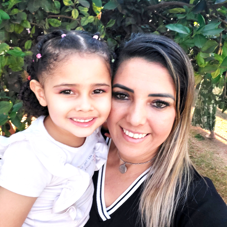 Os parabéns de amanhã (31) serão dedicados para
Francesly Camargo, que comemora idade nova e recebe
o carinho de seu marido, o Baianinho do Assary
e o doce sorriso da sua filha Eloá, que enchem seu dia
de felicidade. Parabéns Fran, que a vida continue a
te presentear com momentos felizes, saúde e muito
amor. Que este novo ciclo, seja repleto de conquistas
e sonhos realizados. Feliz aniversário!