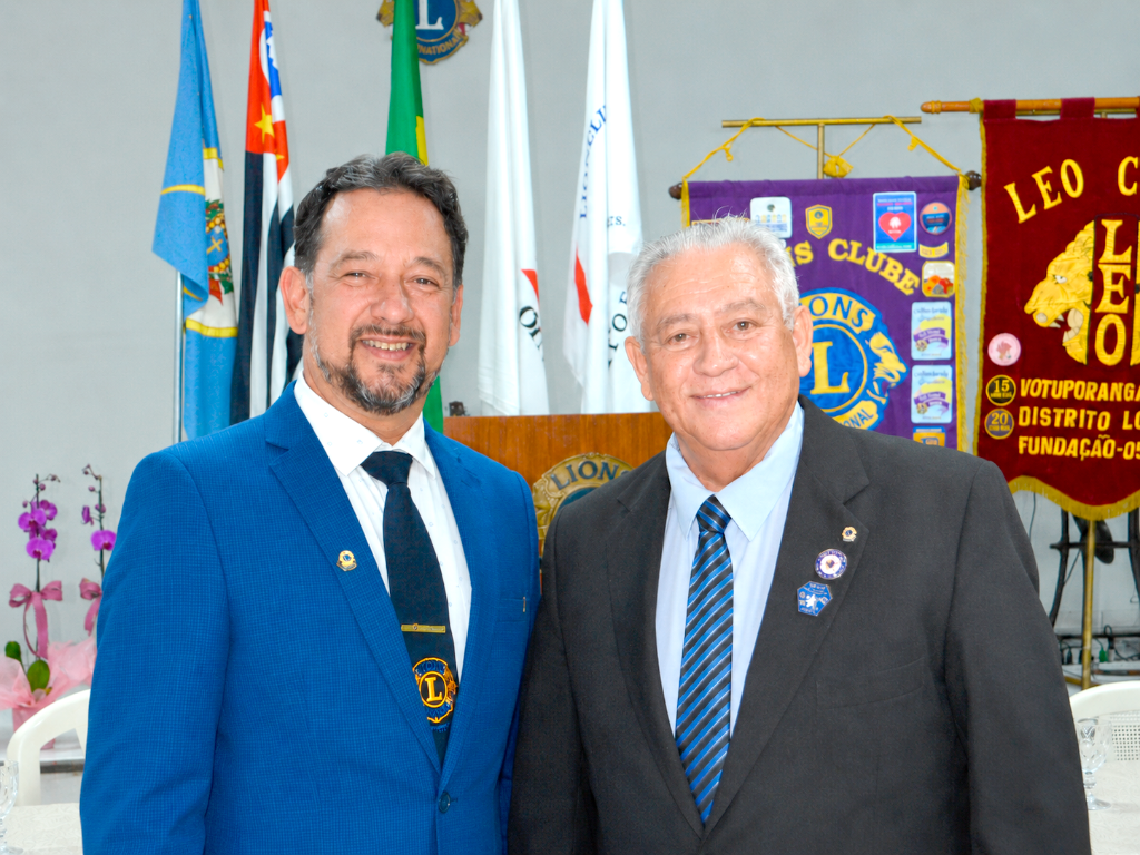 Hoje à noite, o Lions
Clube Votuporanga
realiza a solenidade de
troca de comando. O
atual presidente, Anísio
Martins, passa o bastão do
novo ano leonístico para
Wilson Pinheiro - MJF, que
assume a presidência do
clube. A posse do novo
presidente acontece logo
mais, durante uma festiva
especial que reunirá
associados, autoridades
políticas e empresariais,
além de convidados em
geral. A noite será marcada
por confraternização,
reconhecimento e pela
renovação do compromisso
leonístico com o servir.