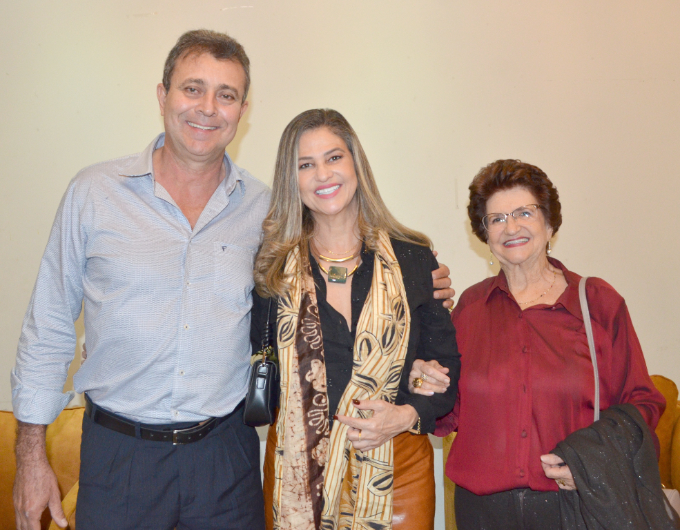 Um momento especial compartilhado em família, por Adair Marcondes Nadalini e sua filha Cristina com o namorado Airton, que foram desfrutar de uma noite solidária e saborosa em um evento social que aconteceu recentemente aqui na cidade.