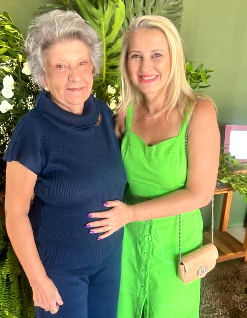 Neste domingo, 18 de agosto, Vera Sylvia Ferrante Veiga celebrou com muito brilho e alegria seus 80 anos! Rodeada de familiares e amigos queridos, Vera compartilhou momentos inesquecíveis em uma festa repleta de amor e felicidade. Parabéns pelos 80 anos de uma vida rica em experiências e memórias preciosas! Que os próximos anos sejam igualmente maravilhosos e cheios de saúde e alegrias. 