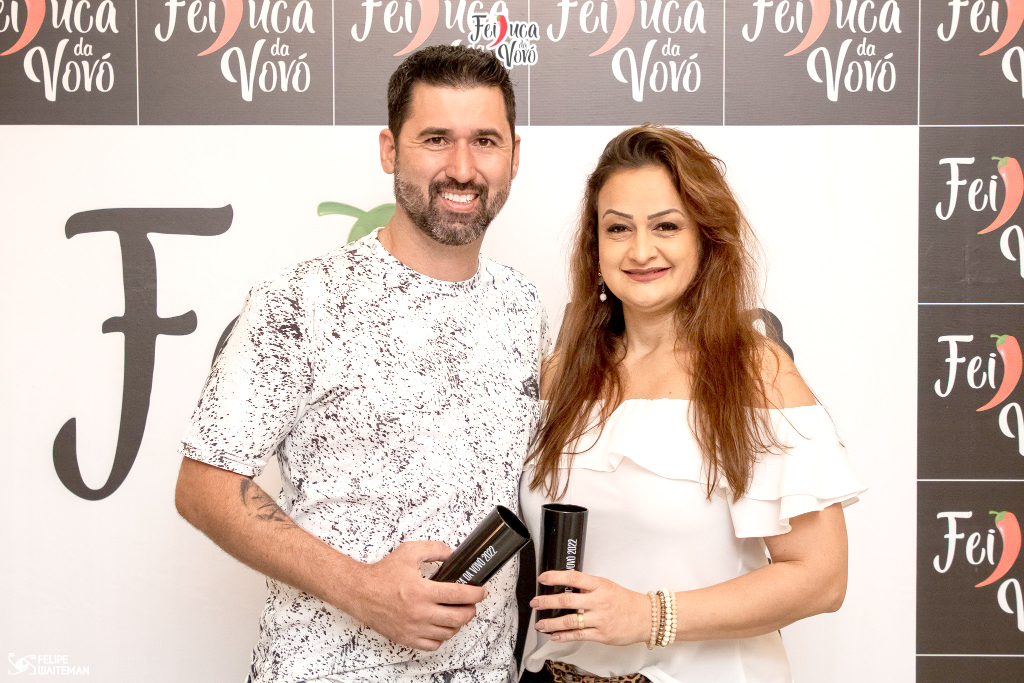 O casal de empresários Aline Andrade e Jorge, prestigiando a “Feijuca da Vovó”, sambando e ajudando quem realmente precisa de nossa solidariedade