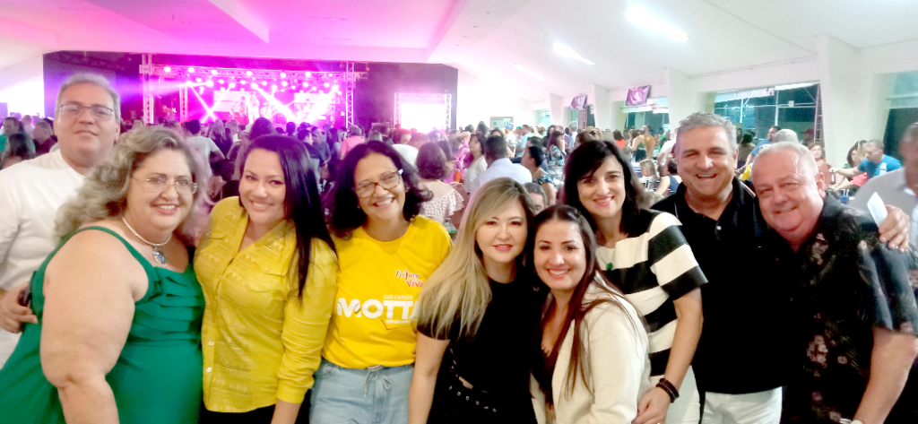 Ainda sobre a “Feijuca da Vovó”, um registro especial de Lia Marques e uma galera muito do bem e animada, prestigiando o evento beneficente com renda revertida para o “Lar Viver Bem”