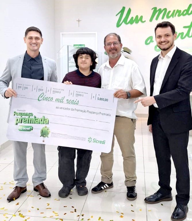Celebrando mais uma conquista da campanha Poupança Premiada Sicredi! 
Na foto, o ganhador Renato Ferrari ao lado do filho Raul, junto da equipe Sicredi: Renata Gaijutis, Edemar Junior, Leonardo Heckler, Kelly Tiemi, Kerollyn Neres, Júlia Borges, Cristiana Batista, Jorge Luis, Wilson Neto e Gabriel Augusto, durante a entrega simbólica do prêmio de R$ 5 mil em Votuporanga.Poupar transforma sonhos em realidade, e na Sicredi, ainda pode render grandes prêmios. Parabéns!
