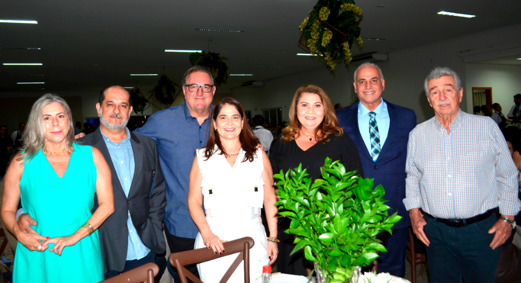 Walter e sua esposa; Cláudio Romera e Roberta; Márcia Gianoti e o marido, Douglas, ao lado de Diogo Mendes Vicentini, prestigiaram o jantar de posse da nova diretoria da Unifev, celebrando um momento marcante para a instituição e reforçando a importância da união e compromisso com o futuro da universidade. A noite foi de confraternização e renovação de energias para os desafios que virão. Que essa nova gestão seja um marco de sucesso e crescimento para todos!