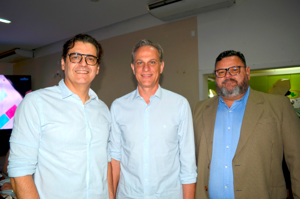 Alexandre Pharma, Adriano Carrijo e Roberto Malta estiveram presentes no jantar comemorativo da posse da nova diretoria da Unifev, prestigiando esse momento importante para a instituição. Foi uma noite de celebração e renovação de compromissos, com um olhar voltado para o futuro e para o fortalecimento da universidade.