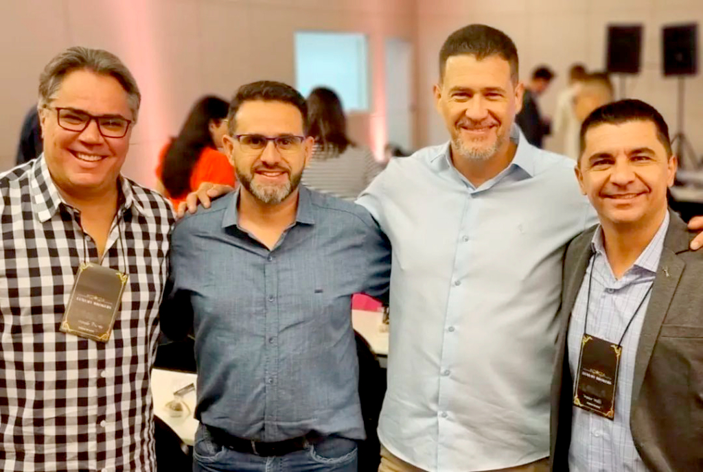 Marcelo Branco, Eduardo Pereira e Fábio Pereira e Marcio Ramalho Matta registrando a presença no curso que foram participar dia desses em Ribeirão Preto. Na ocasião os empresários do ramo imobiliário participaram 2 dias imersos em uma Mentoria. A “ Luxury Brokers foi um encontro de amigos que se tornou uma das maiores trocas de conteúdo do mercado imobiliário 