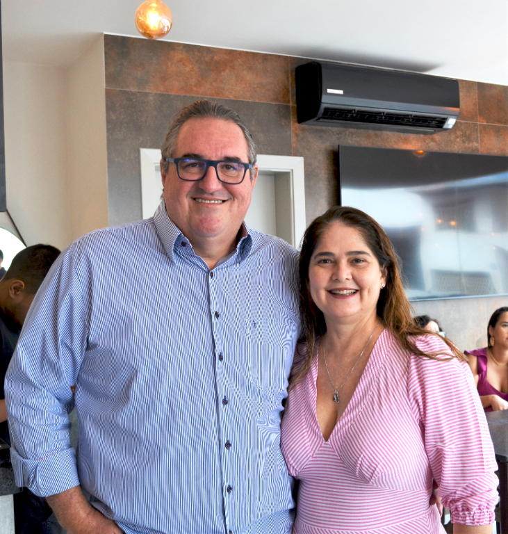 Claudio Romeiro, vice presidente da UNIFEV com sua esposa Roberta Romeiro prestigiando os irmãos Rosana Vilar e João Vilar, na inauguração da nova roupagem e novo nome que o Auto Posto “Vilarzinho” assumiu 