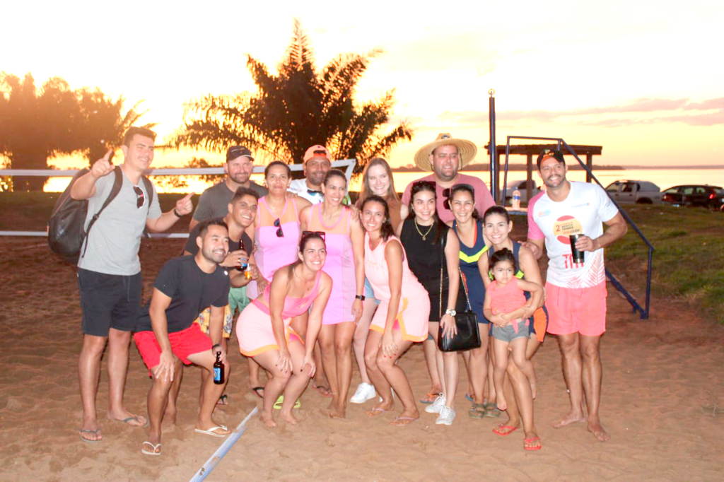 Turma animada de Votuporanga que compareceu no 1º Torneio de Beach Tennis de Mira Estrela, que aconteceu lá na prainha da cidade, neste sábado (27) e domingo (28). O Torneio foi uma realização da Prefeitura Municipal de Mira Estrela e a Secretaria de Esportes.
Das três categorias disputadas os competidores de Votuporanga consagraram-se campeões em duas categorias e em uma categoria conquistaram o vice-campeonato. 
Na categoria principal, B Masculina, Fábio Ferreira e Wendel Morlin sagraram-se campeões. Na C Feminina, Priscila e Juliana também foram campeãs. E na C Masculina, Willian Ozório e Thiago Fonseca (Pajé) ficaram com o vice-campeonato. Os beach tenistas votuporanguenses mandaram muito bem e o campeonato reuniu uma galera animada que lotou as dependências da prainha que ofereceu toda a estrutura necessária para a realização do campeonato
