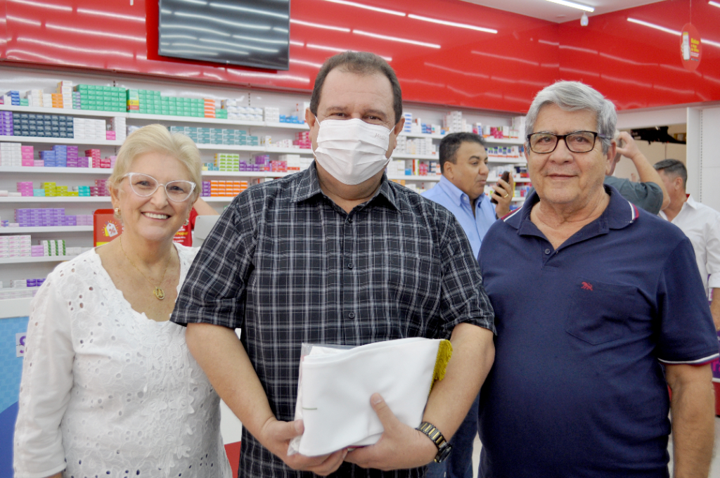 Lenice  Gualda Victorino, Padre Gilmar Margoto abençoando o novo local da farmácia e  José Victorino