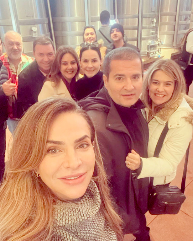 Uma selfie de respeito e especial para nossa coluna hoje, para registrar o aniversário de Fabiana Arenas Parma, que comemora seu aniversário juntinho do calor de seus amigos e cercado pelo amor e carinho de seu esposo, dr. Alexandre Parma. Feliz aniversário Fabiana, tenha um dia lindo e uma vida esplêndida!