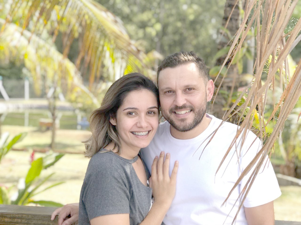 O dia hoje é muito especial para a intérprete de Libras, Tatiane Leão, que celebra mais um ano de vida ao lado de seu marido Eduardo Lopes e sua filhinha Eliza. Parabéns Tati, que a gratidão por mais um ano de vida preencha seu coração, tornando esse dia ainda mais alegre. Feliz aniversário!!!