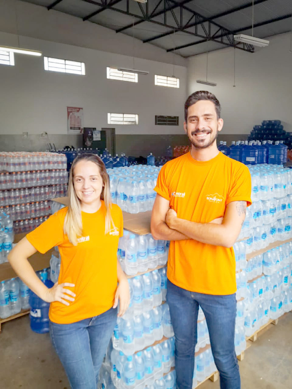 Renata e João Rissi, diretores da Central Distribuidora de Água Mineral, prontos para atender os clientes, que procuram uma água cristalina, fresquinha e de qualidade. Centra Águas, o lugar ideal para matar sua sede neste calor de Votuporanga.