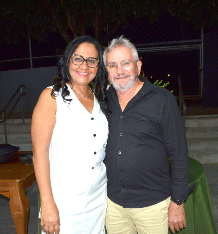 Glorinha Santos, ao lado do marido, Lila, em um registro especial. Integrante do grupo responsável pela organização da querida Feijuca da Vovó, Glorinha celebra o sucesso da 9ª edição do evento solidário, que mais uma vez reuniu solidariedade, alegria e grande participação da comunidade.