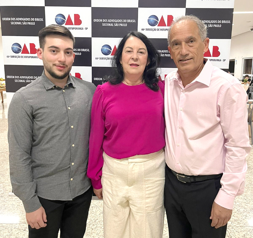 O advogado Edgard Pagliarani Sampaio, comemora seu aniversário neste dia 19, e celebra a alegria desta data juntinho de sua mulher, Célia Cristina Sampaio e seu filho Caio Henrique, junto a ele na foto. Parabéns, Dr. Edgard, que Deus lhe conceda um novo ano de vida repleto de bênçãos, saúde e felicidade e que seu novo ano de vida seja repleto de boas surpresas e realizações. Feliz vida! 