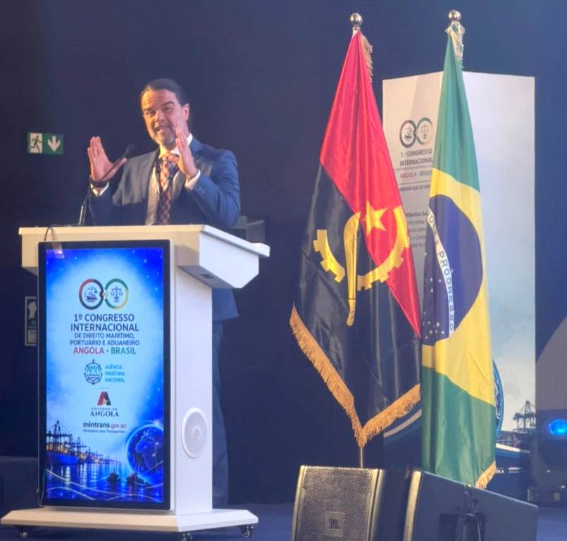 De Votuporanga para o mundo, Dr. Leonardo Grecco constrói uma trajetória que enche nossa cidade de orgulho! Foi aqui que ele iniciou sua vida escolar, na Escola Piconzé, e viveu a infância e a juventude ao lado dos pais, Dr. Gésus Grecco e Madalena, formando os laços que fazem parte de sua história. Formado em Direito e hoje juiz de Direito, Leonardo vem ampliando sua atuação internacional com inteligência, estudo e dedicação. Seu currículo inclui uma experiência de seis meses no Tribunal Penal Internacional, em Haia, e, agora, a participação como representante do Brasil em Angola, no 1º Congresso Internacional de Direito Marítimo, Portuário e Aduaneiro. Como palestrante, também compartilha seus conhecimentos em eventos no Brasil e no exterior. É uma alegria acompanhar suas conquistas e ver um votuporanguense alcançar espaços tão importantes. Parabéns, Dr. Léo! Siga firme em seu propósito e em sua missão, sempre com sabedoria e compromisso com a Justiça!