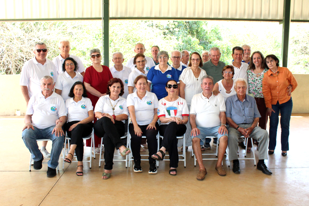  A Associação Italiana de Votuporanga realizou recentemente o tradicional Almoço de San Genaro. Com o lucro obtido com a venda dos ingressos, foram adquiridos alimentos destinados a duas entidades assistenciais da cidade: o Asilo São Vicente de Paulo e a Associação Beneficente Dr.Bezerra de Menezes. O presidente Antonio Bortolo Massoca, sua esposa Helena e os associados da entidade, representados na foto acima, agradecem de coração a todos que adquiriram seus ingressos e participaram desse grandioso evento. Cada contribuição ajudou a levar cuidado e carinho a quem precisa. Muito obrigado a todos! Que San Genaro os recompense em dobro por esse gesto de generosidade! 