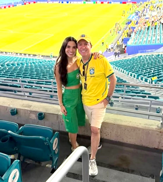 Dainy e Roberto Beleza viveram de perto toda a emoção da Copa em Miami, acompanhando ao vivo a grande vitória do Brasil sobre a Escócia por 3 a 0. A partida teve um sabor ainda mais especial para Roberto, que aniversariou no dia 24, mesma data do jogo, e recebeu de presente uma linda vitória da Seleção Brasileira, marcada por raça, vontade e muita vibração verde e amarela.