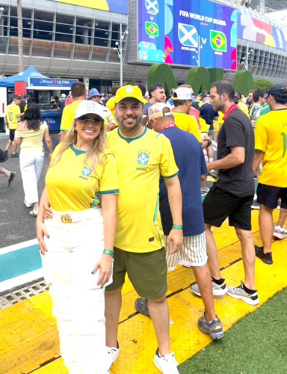 O casal Rodrigo Beleza e Lígia Peres viveu uma experiência inesquecível em Miami, onde acompanhou ao vivo e a cores o jogaço da Copa na última quarta-feira. Em clima de muita emoção e torcida, eles vibraram com a grande atuação da Seleção Brasileira, que entrou em campo com raça, vontade e venceu a Escócia por 3 a 0.